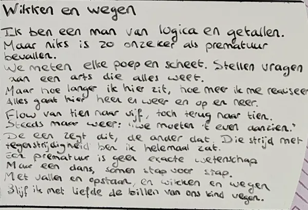 Het handgeschreven gedicht Wikken en wegen op het whiteboard van de ziekenhuiskamer